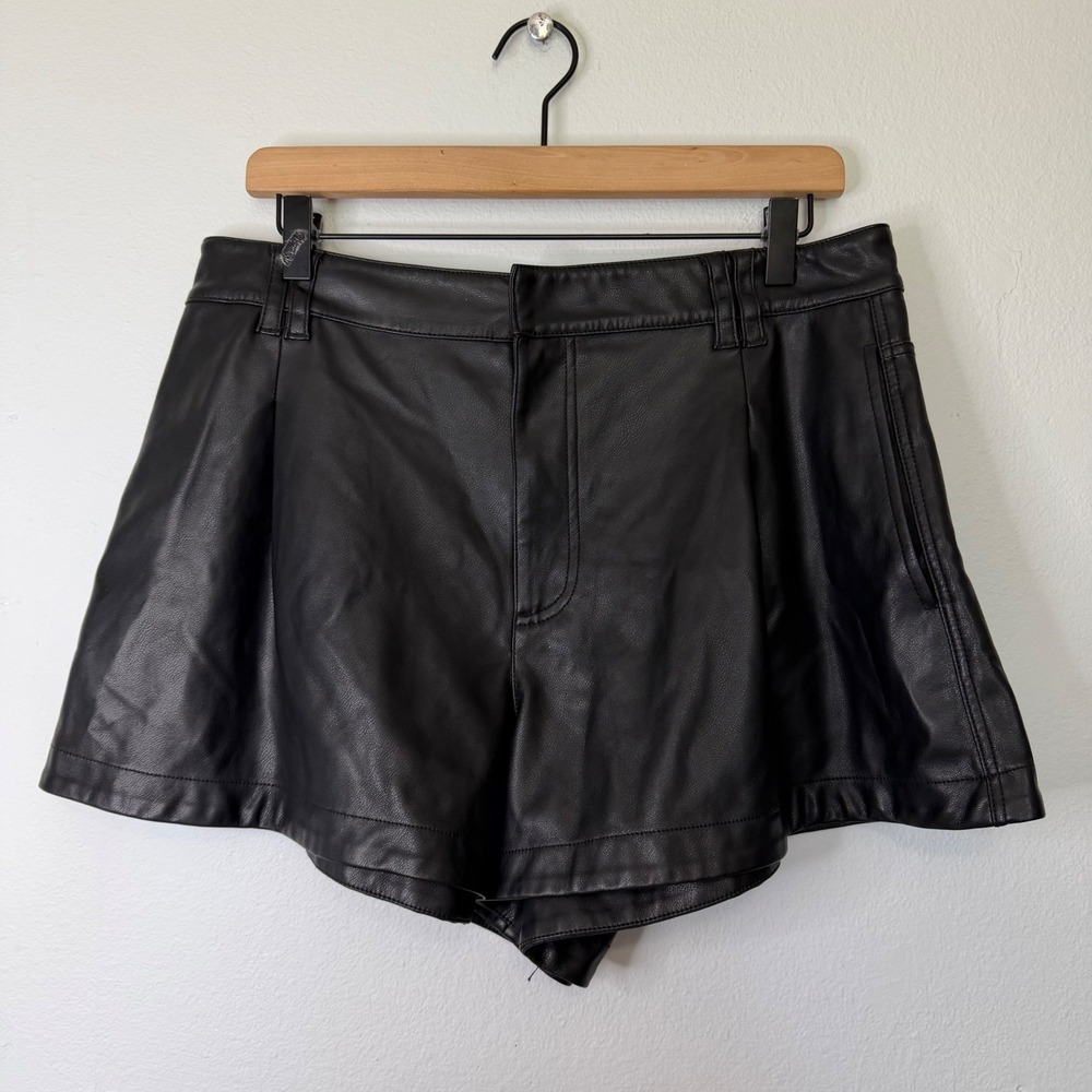 We The Free Free People -‎ Black Faux Leather High Waist Loose Shorts Size 31